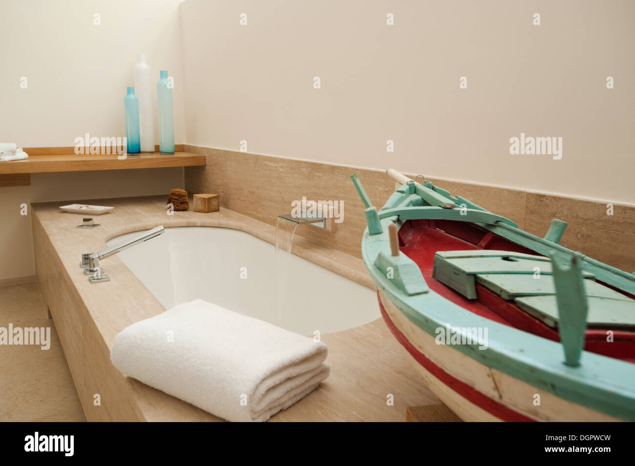 Bateau de pêche en bois modèle sur une baignoire en pierre Travertin et  fossiles contre Photo Stock - Alamy