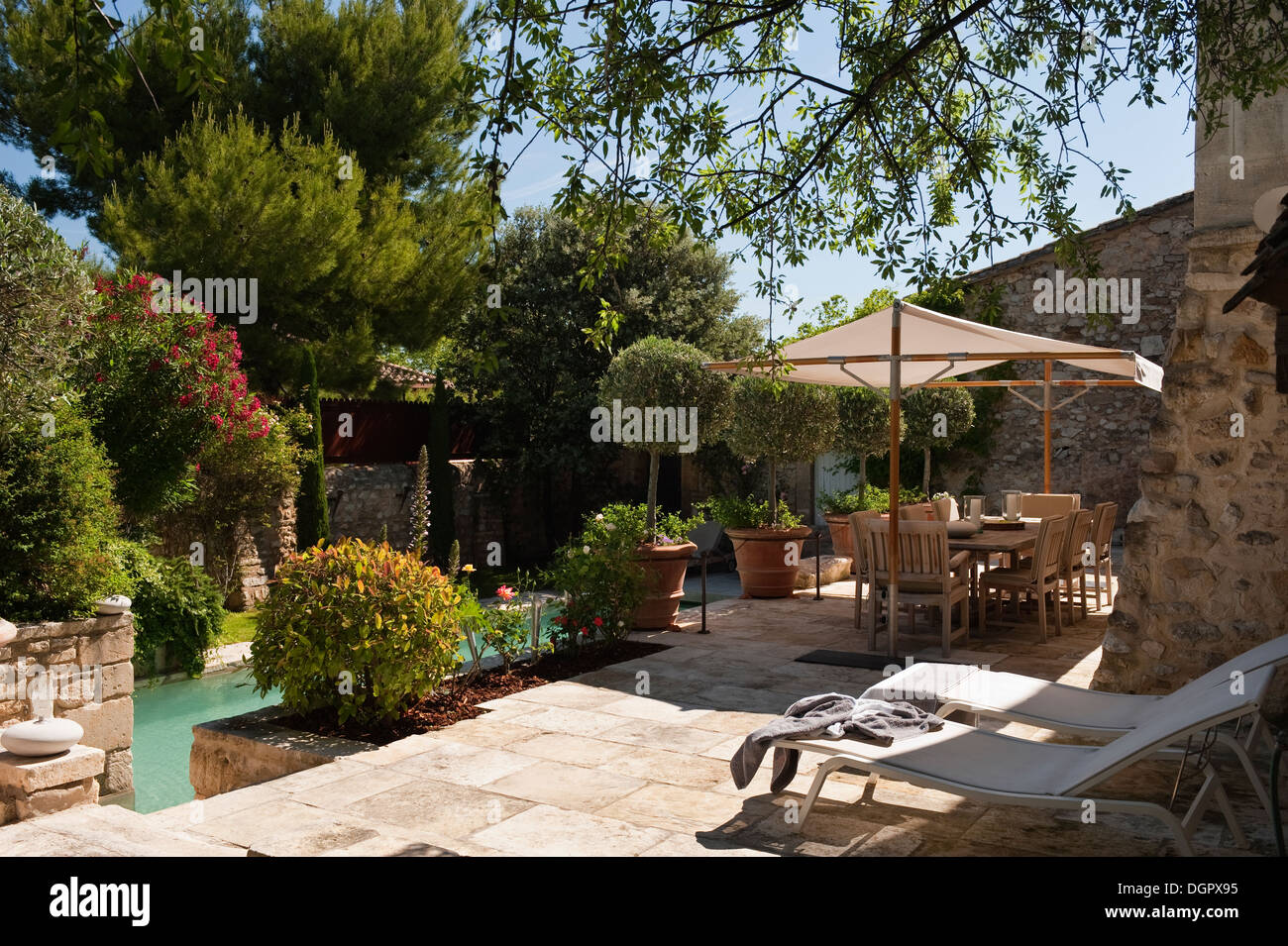 Terrasse de la piscine avec bains de soleil et ombre Banque D'Images