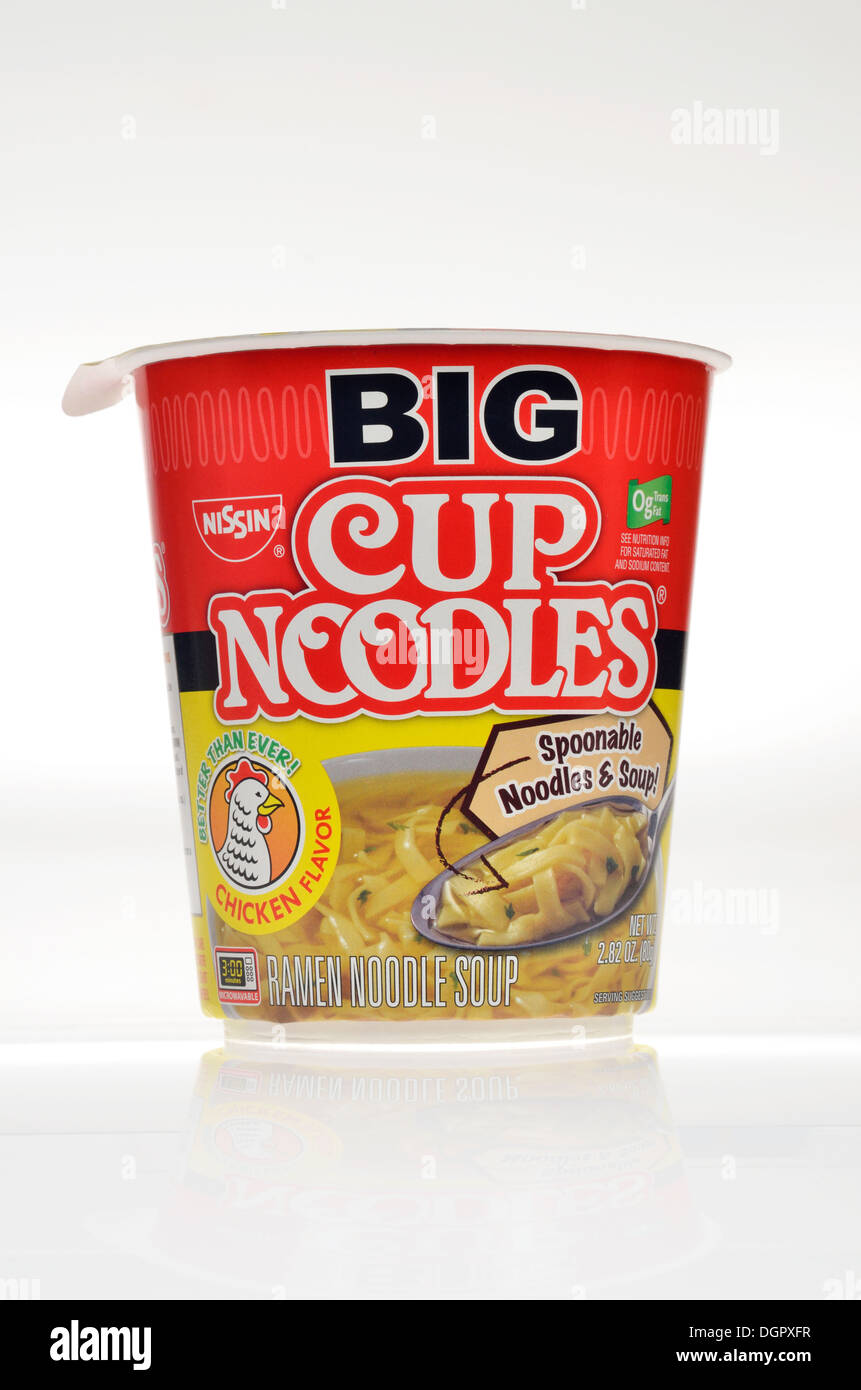 Contenant non ouvert de Nissin grande tasse de nouilles Ramen Goût Poulet sur fond blanc, découpe. Banque D'Images