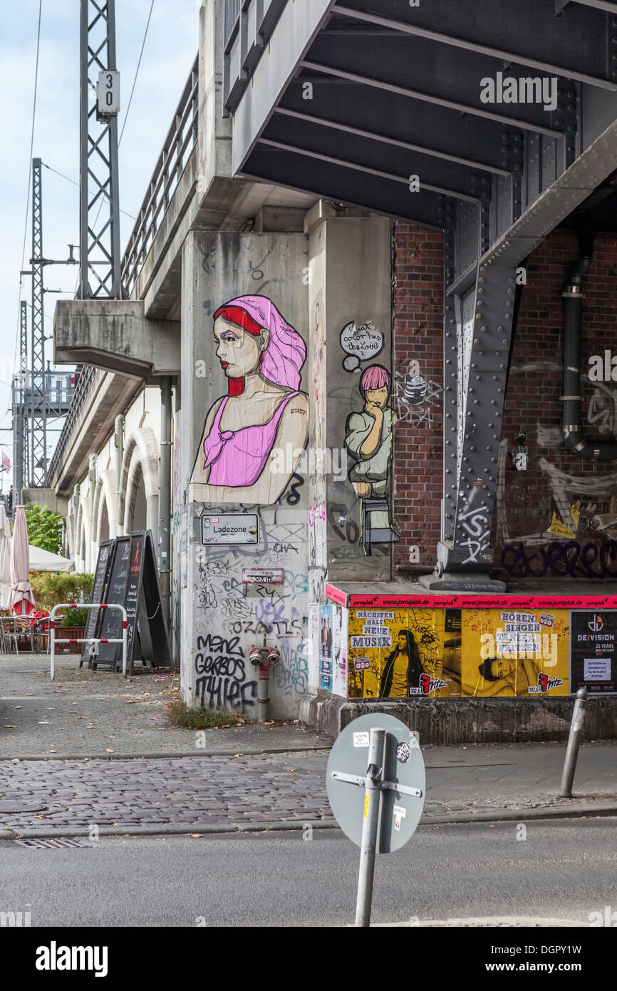 Street art à Berlin : Pink Lady et dame aux cheveux rouges par El Bocho sous un pont ferroviaire à Mitte Banque D'Images