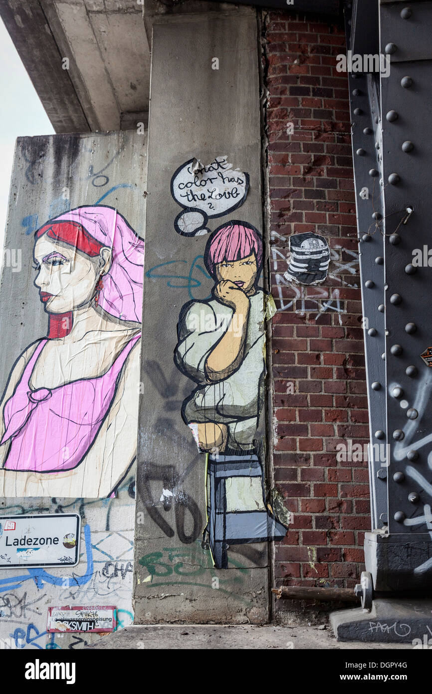 Street art à Berlin : Pink Lady et dame aux cheveux rouges par El Bocho sous un pont ferroviaire à Mitte Banque D'Images