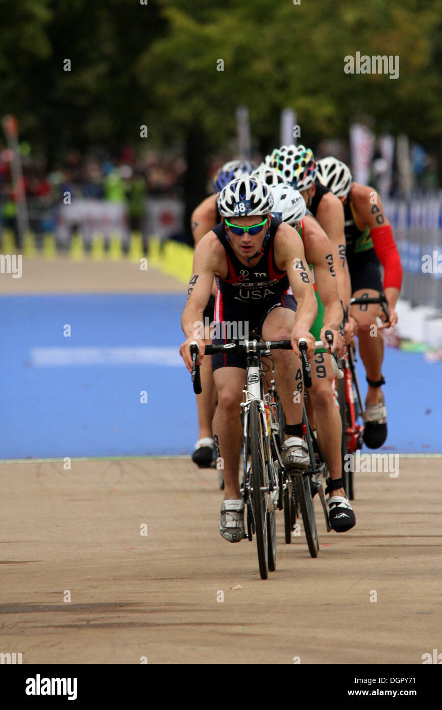 Vélo de triathlète USA fermer pendant l'ITU World Triathlon tenue à lo Banque D'Images