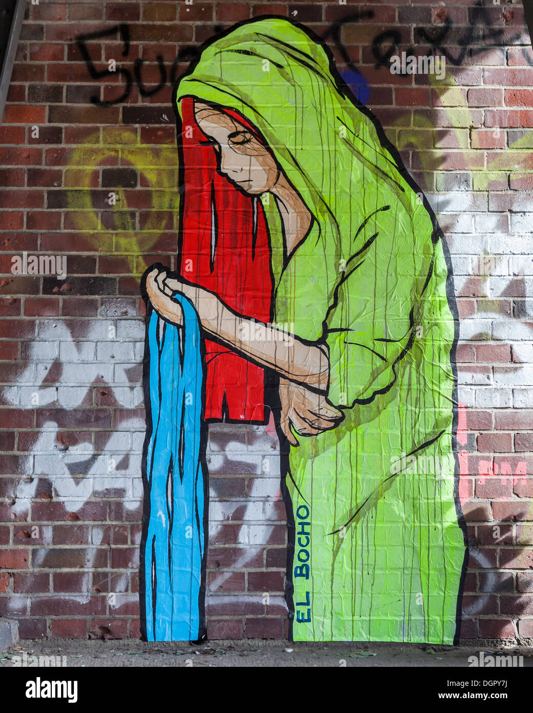 Street art à Berlin : red haired dame par El Bocho, d'affiches et de graffitis sous un pont ferroviaire à Mitte Banque D'Images