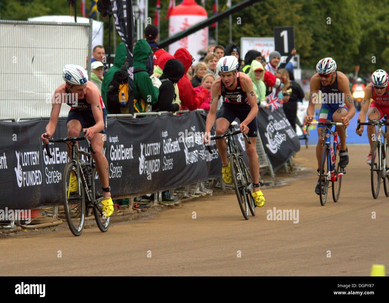 Frères Brownlee pendant le vélo de triathlon ITU World s'est tenue à Londres Banque D'Images