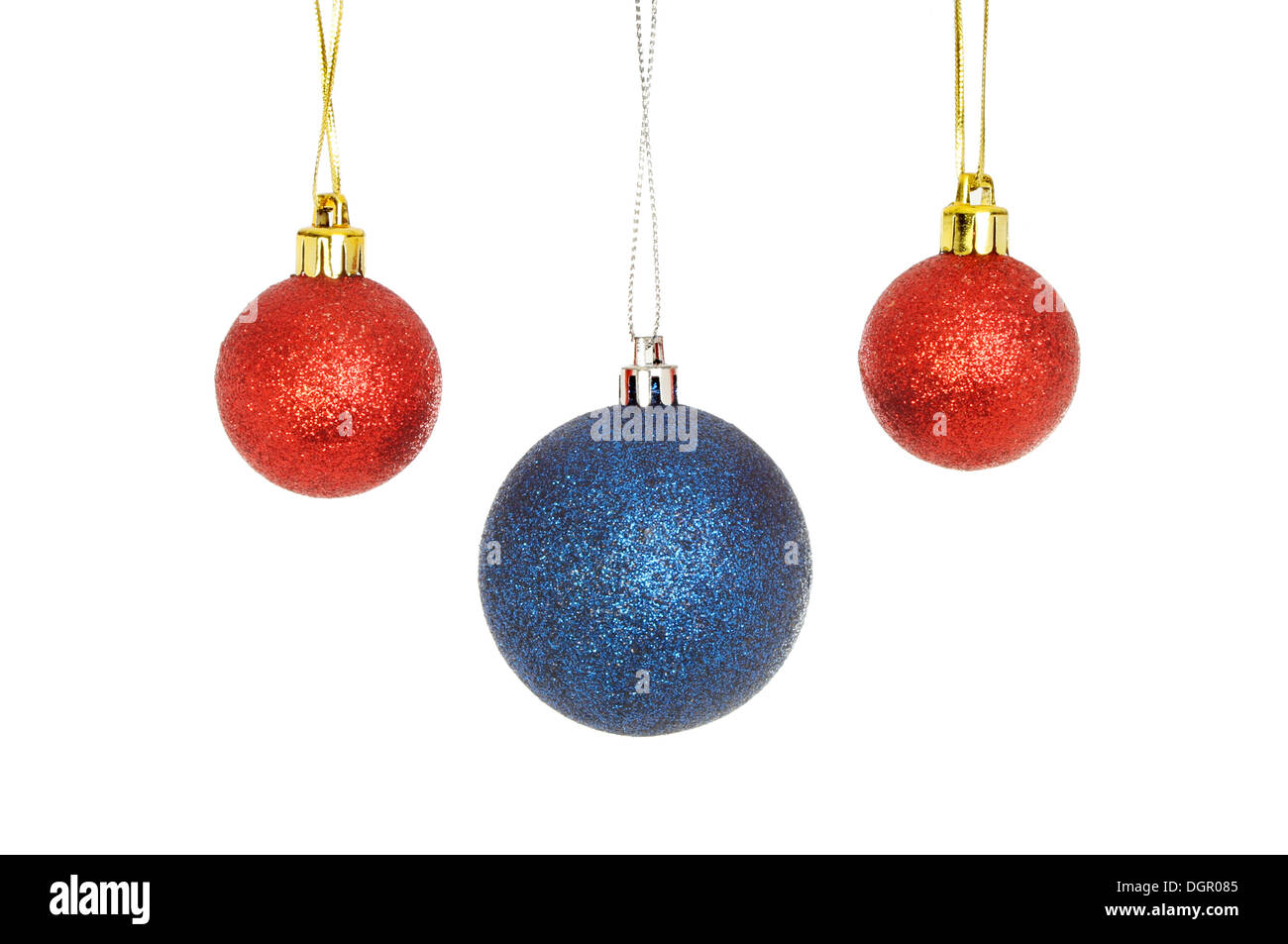 Rouge et bleu glitter Christmas baubles isolés contre white Banque D'Images