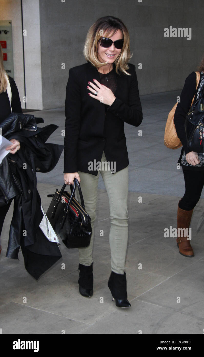 Londres, Royaume-Uni, 24 octobre 2013. Amanda Holden vu à la BBC à Londres. Crédit : Simon Matthews/Alamy Live News Banque D'Images