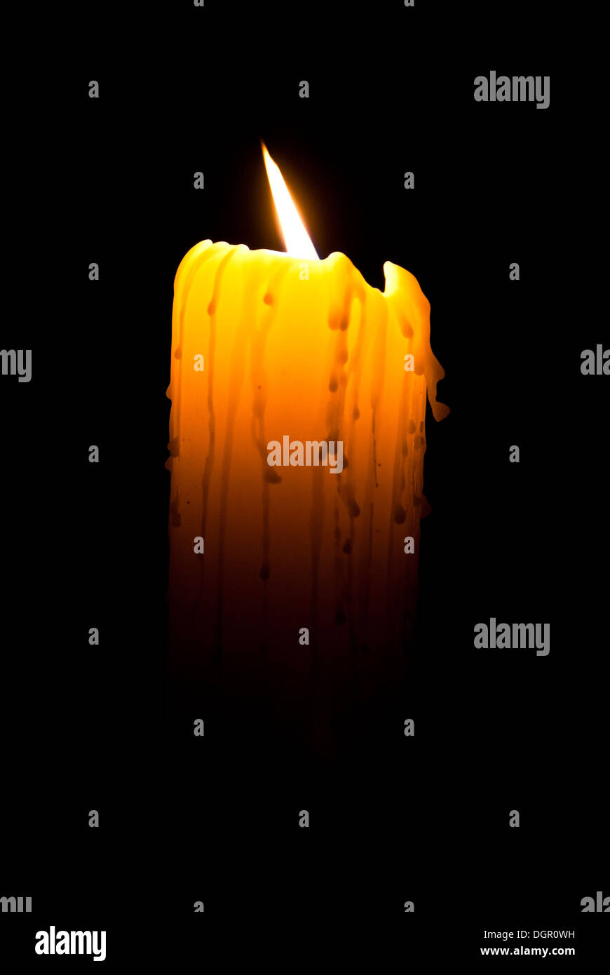 La lumière des bougies, la combustion isolé sur un fond noir Banque D'Images