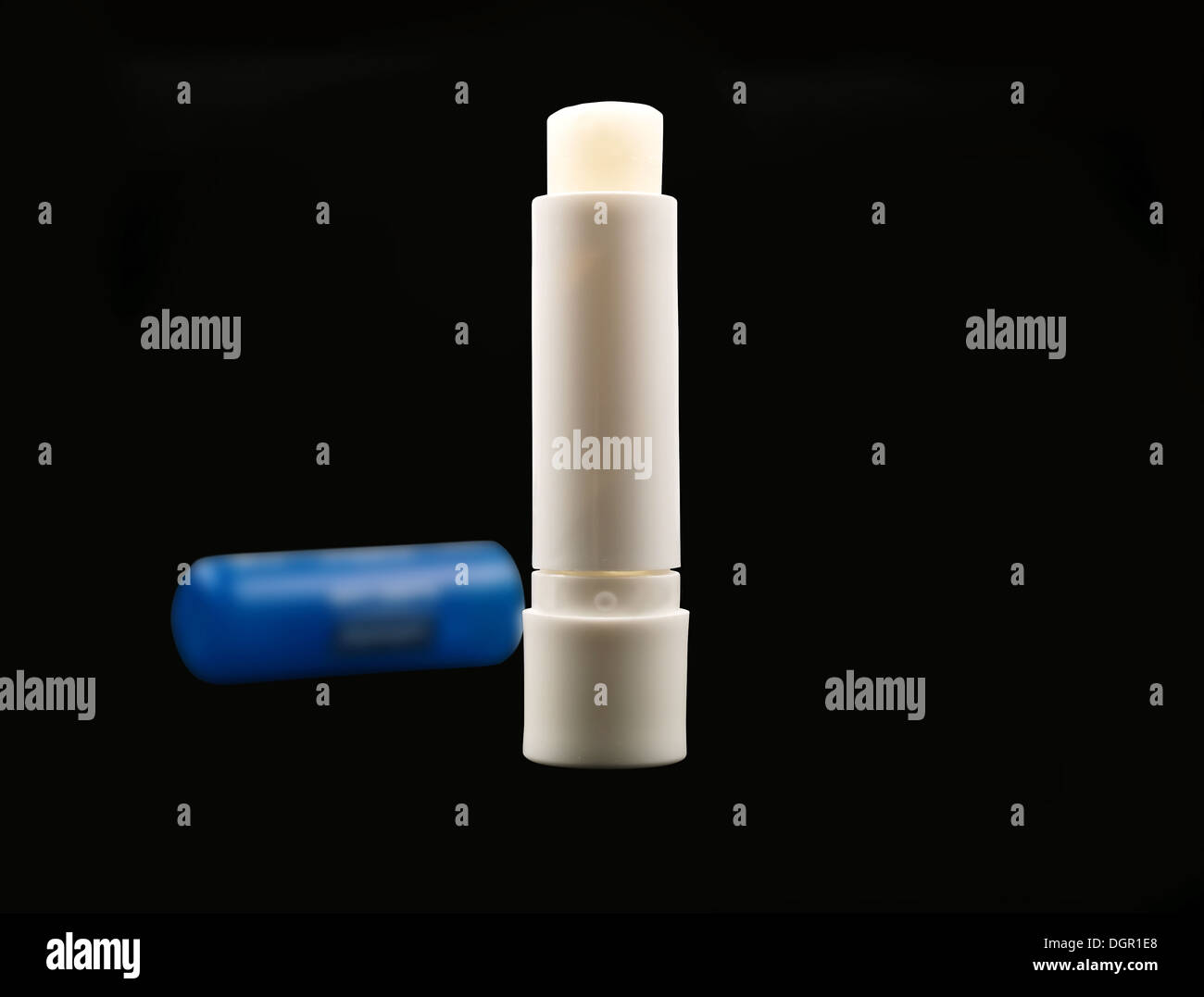 Soin des lèvres stick avec couvercle bleu sur fond noir Banque D'Images
