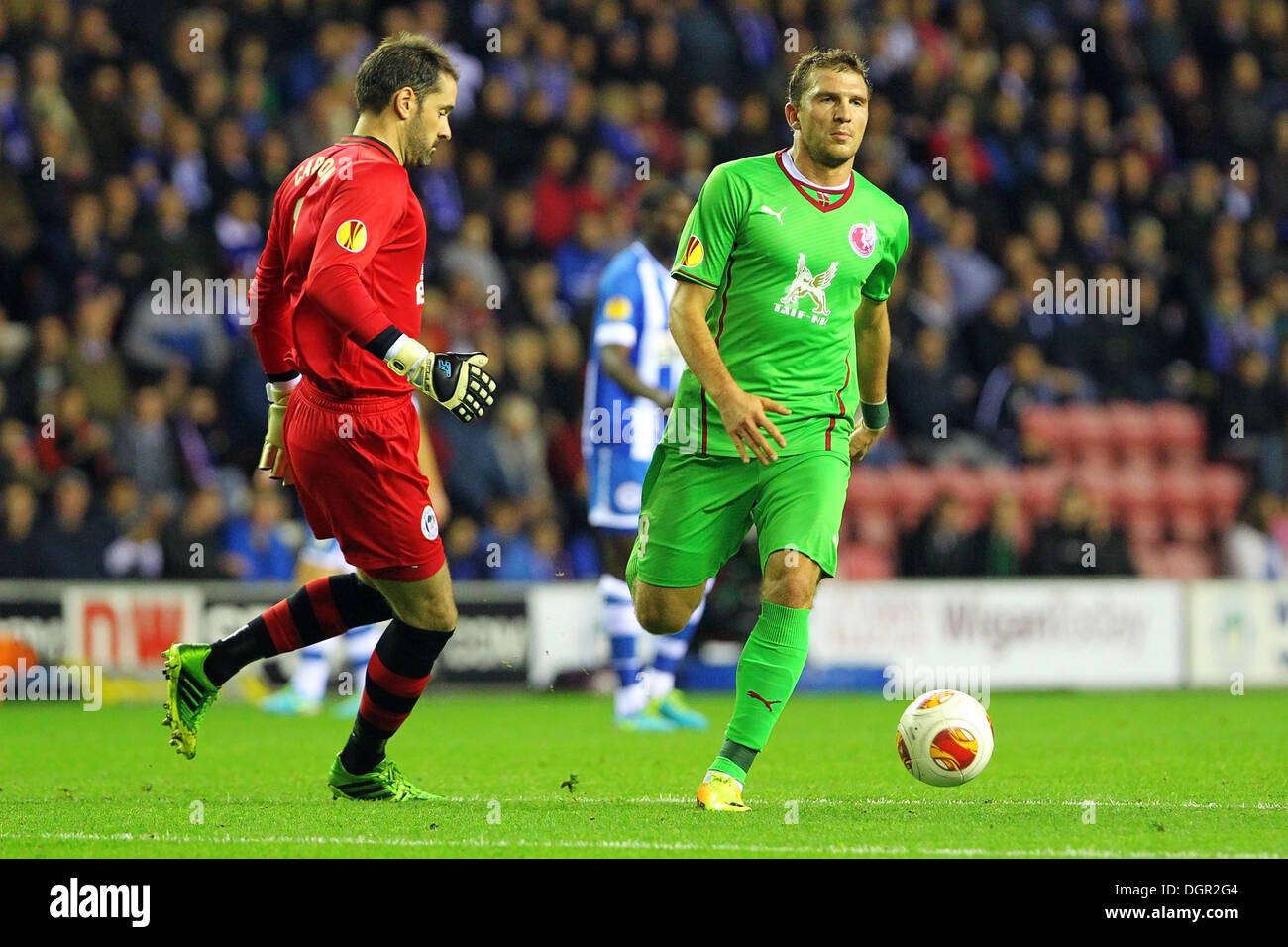 Wigan, UK. 24 Oct, 2013. Alexander Prudnikov du FC Rubin Kazan (Russie) passe par Scott Carson et marque contre Wigan lors de l'Europa League Groupe D match entre Wigan Athletic et Rubin Kazan du DW Stadium. Credit : Action Plus Sport/Alamy Live News Banque D'Images