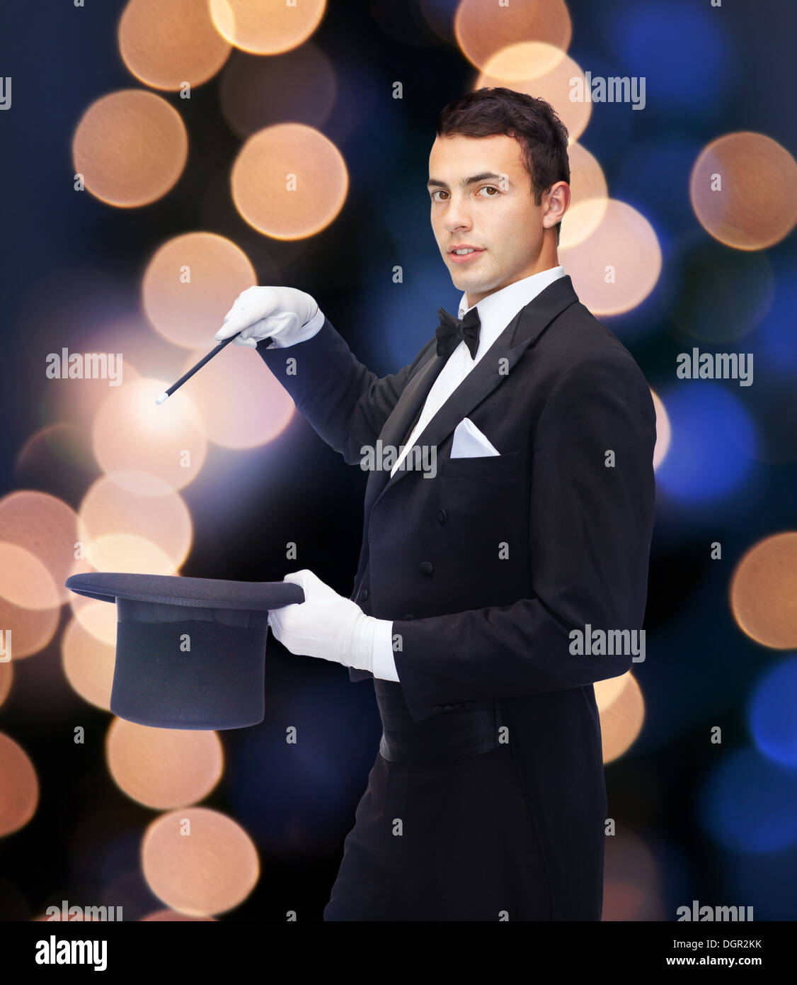 Magicien dans top hat avec Magic wand montrant trick Banque D'Images