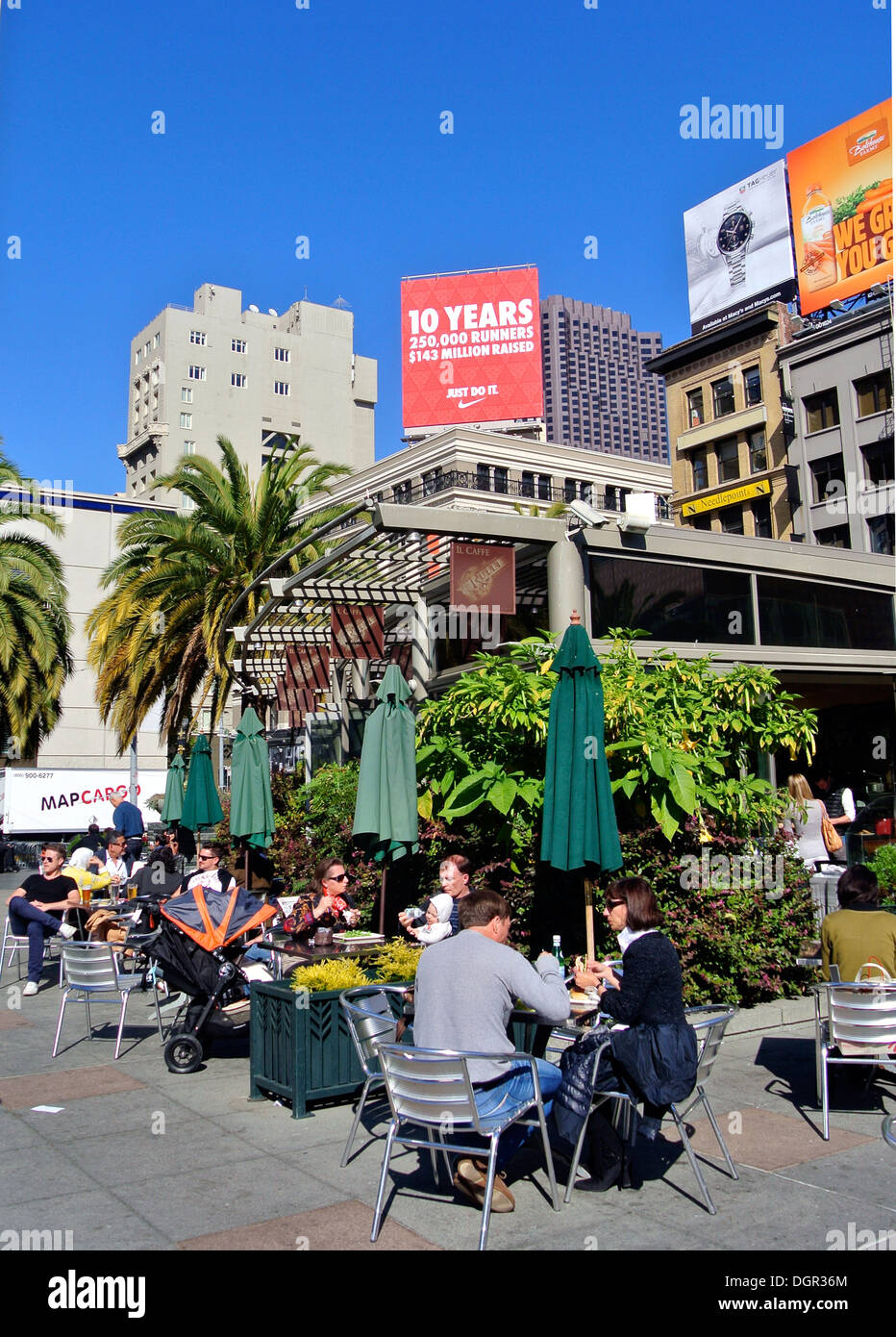 Les touristes et les habitants le déjeuner au café à Union Square Banque D'Images