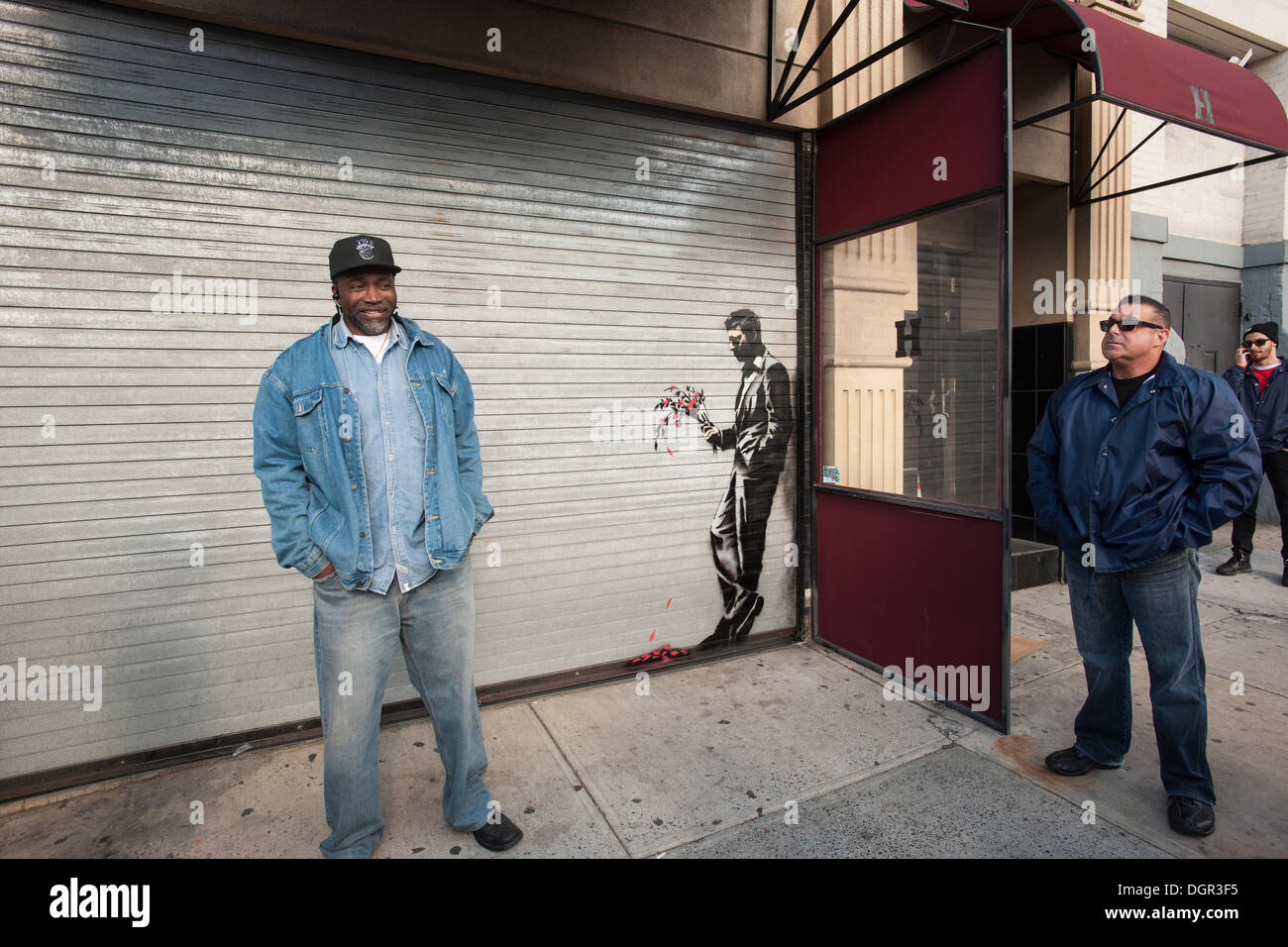 New York, NY, USA . 24 Oct, 2013. Les amateurs de street art affluent à Larry Flynt's Hustler Club dans le quartier Hell's Kitchen de New York le jeudi 24 octobre, 2013 pour voir 'attendre en vain' la vingt-quatrième tranche de graffiti de Banksy, l'art d'art au pochoir est sur le roll-up gate à l'entrée du club de gentlemen, qui a posté des gardes de sécurité à l'extérieur pour protéger leur nouveau chef d'œuvre. L'insaisissable artiste de rue, c'est la création d'œuvres autour de la ville chaque jour pendant le mois d'octobre intitulé "Mieux dehors que dans'. (© Richard B. Levine) Crédit : Richard Levine/Alamy Live N Banque D'Images