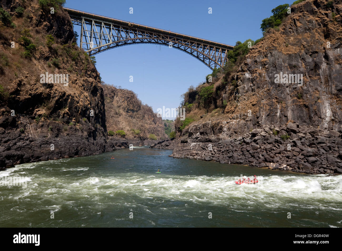 Sports extrêmes - touristes rafting au pot d'eau bouillante, pont de Victoria Falls, Chutes Victoria, Zambie, Afrique du Sud Banque D'Images