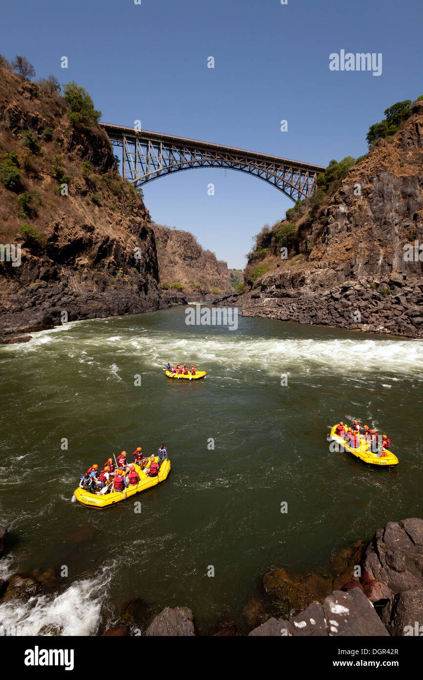 Vacances d'aventure, les gens rafting en eau vive sur les rapides de la rivière Zambèze au pont de Victoria Falls, Zambie, Afrique Banque D'Images