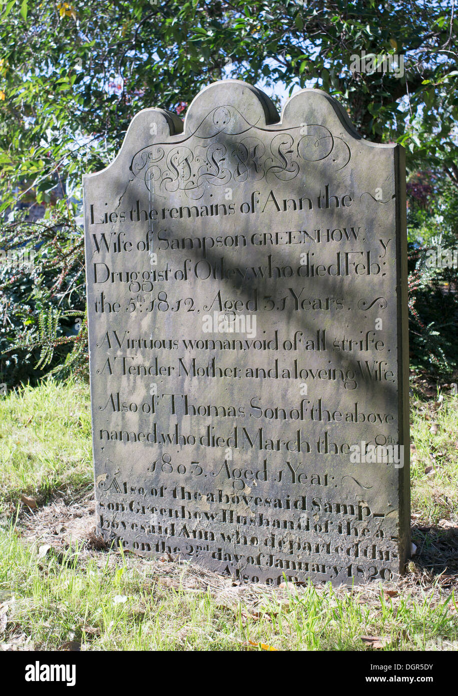 Début du xixe siècle la famille Greenhow pierre tombale dans le cimetière de l'église paroissiale de Otley, Yorkshire, Angleterre, Royaume-Uni Banque D'Images