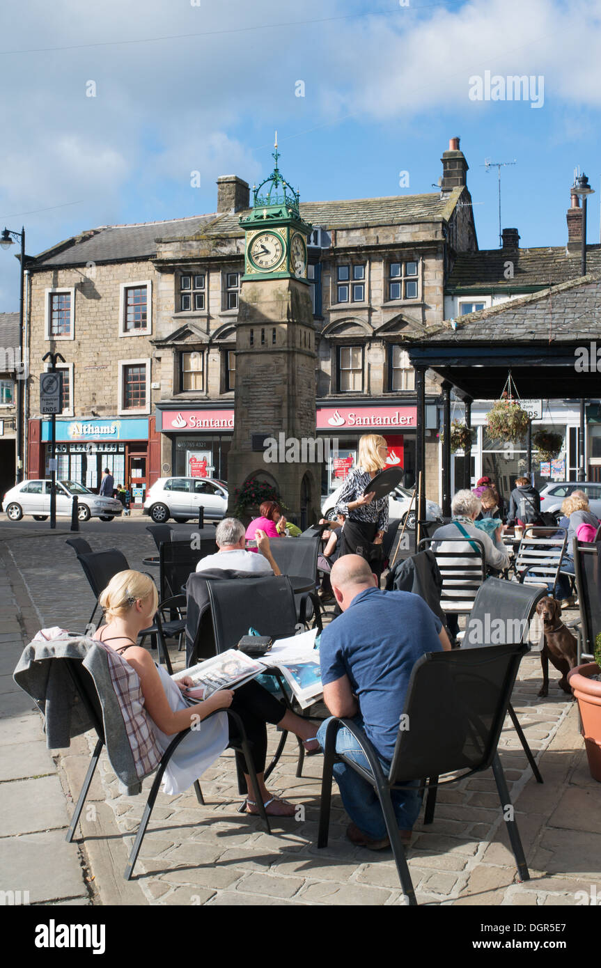 Les gens assis à un café de la chaussée Otley place du marché, Yorkshire, Angleterre, Royaume-Uni Banque D'Images