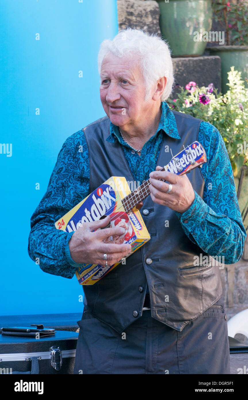 Homme jouant un ukulélé ukulélé ou déguisé en boîte de céréales Weetabix Otley, Yorkshire, Angleterre, Royaume-Uni Banque D'Images