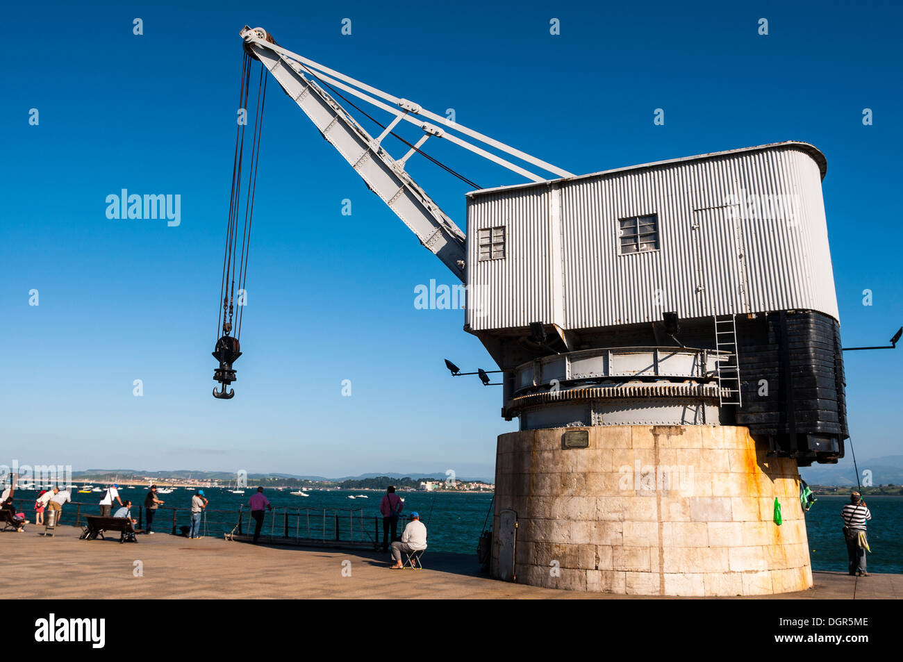 La antigua 'grúa de piedra", ahora monumento, en El Muelle de Maura, Santander, España Banque D'Images