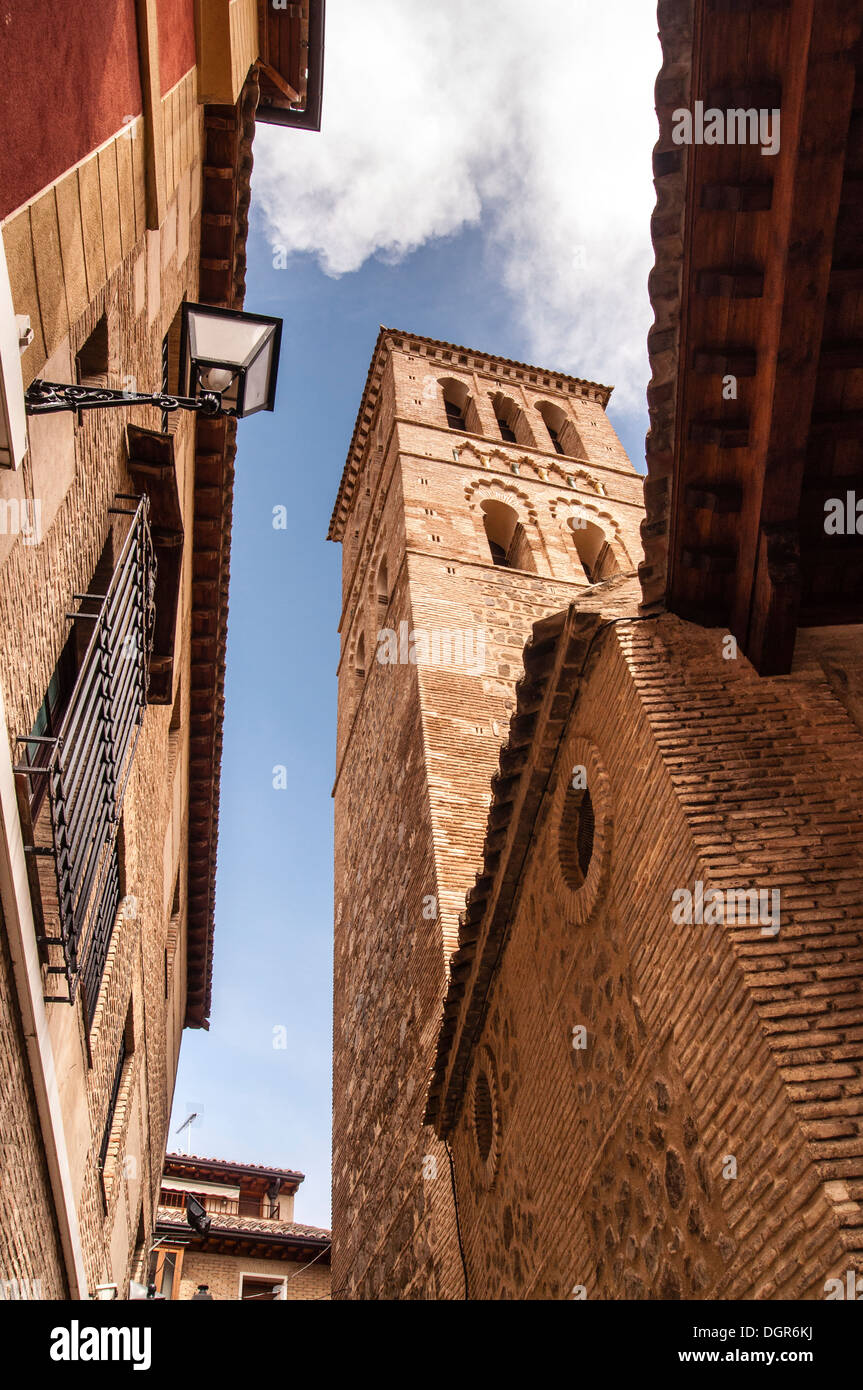 Torre con incrustaciones mudéjar de cerámica vidriada de la iglesia de Santo Tomé, Tolède, Castille la Manche, Espagne Banque D'Images