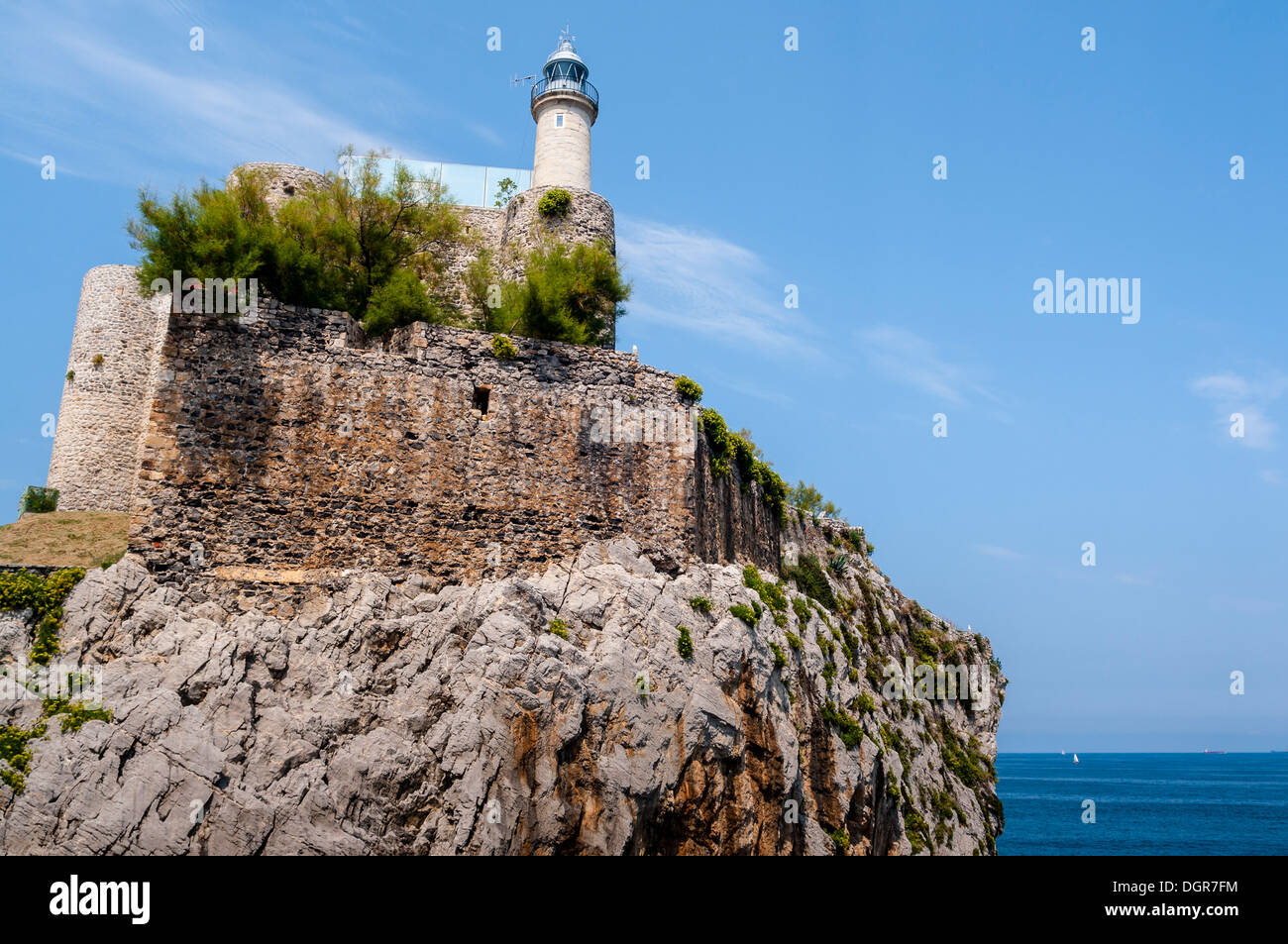 Faro del Castillo de Santa Ana, en Castro Urdiales, Cantabrie, Espagne Banque D'Images