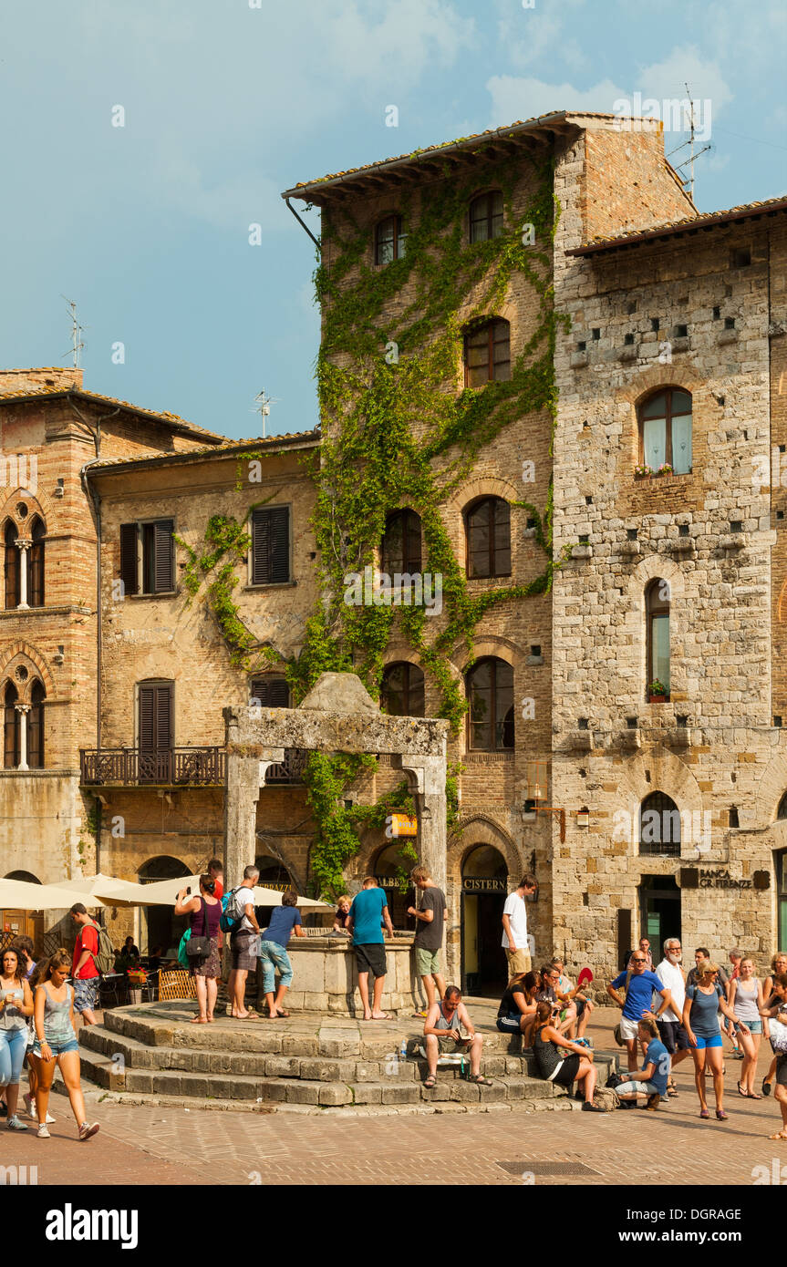 La Piazza della Cisterna, San Gimignano, Toscane, Italie Banque D'Images