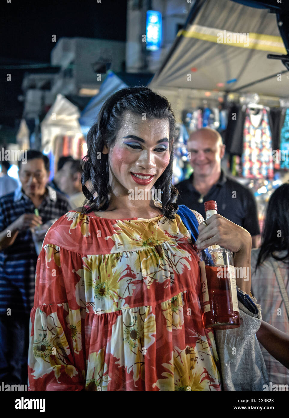 Thaïlande vente transsexuelle de coups de liqueur sur le marché. Thaïlande S. E. Asie Banque D'Images