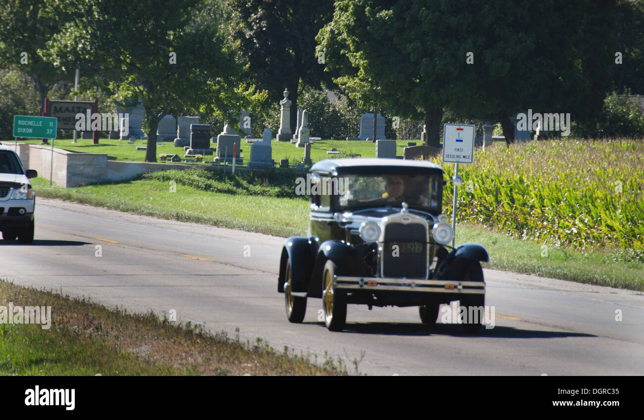 Un vintage Ford durs sur le premier kilomètre de la plantule Lincoln Highway dans la ville de Malte, de l'Illinois. Banque D'Images