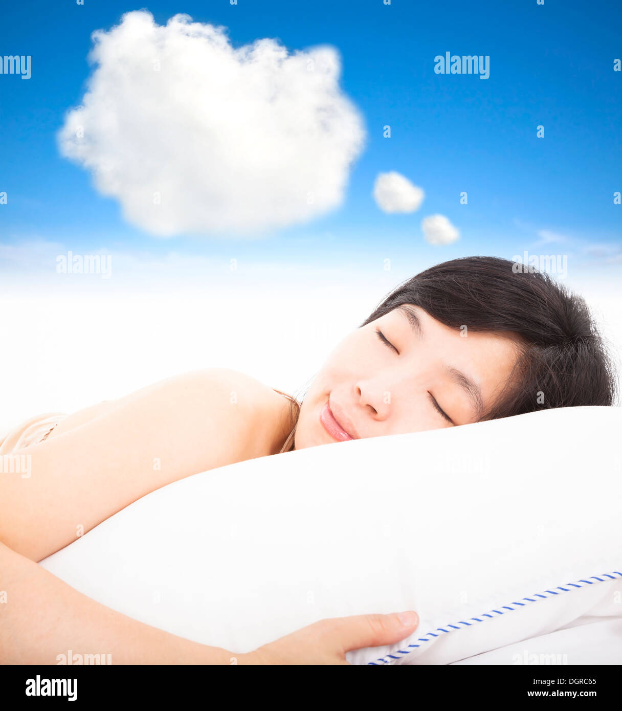 Sourire et femme endormie avec rêves signe cloud Banque D'Images
