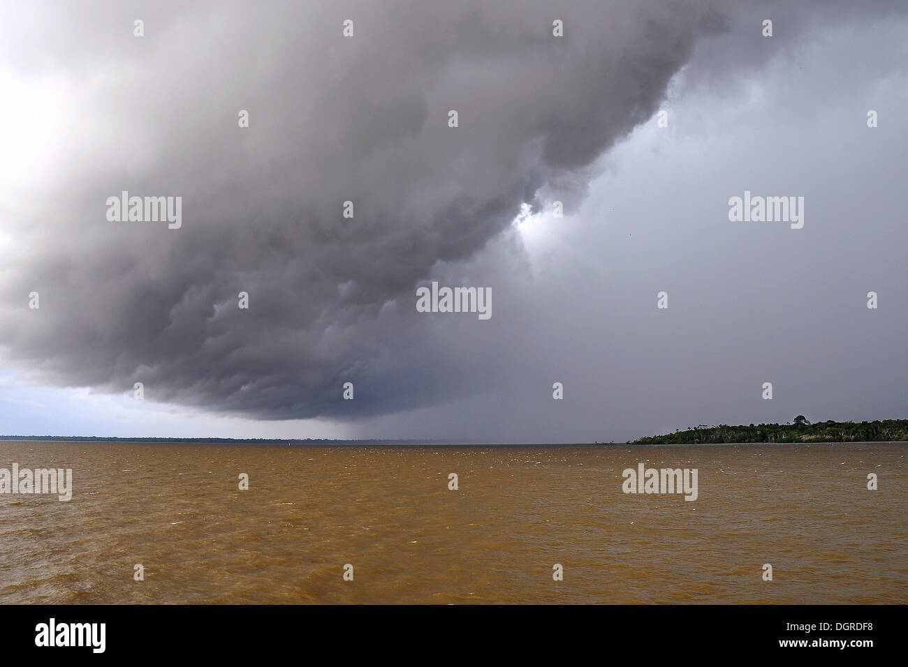 Nuage menaçant annonçant avant une tempête tropicale, l'amazone entre Manaus et Santarém, province Amazonas, Brésil Banque D'Images