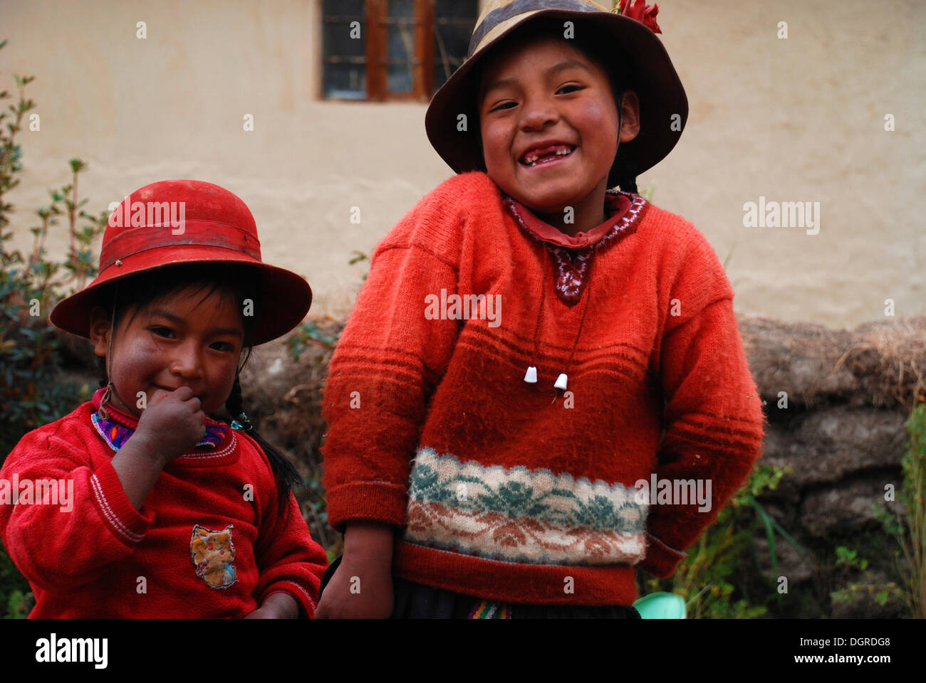 Les enfants des peuples autochtones dans la région de Cusco, les Andes, le Pérou, Amérique du Sud Banque D'Images