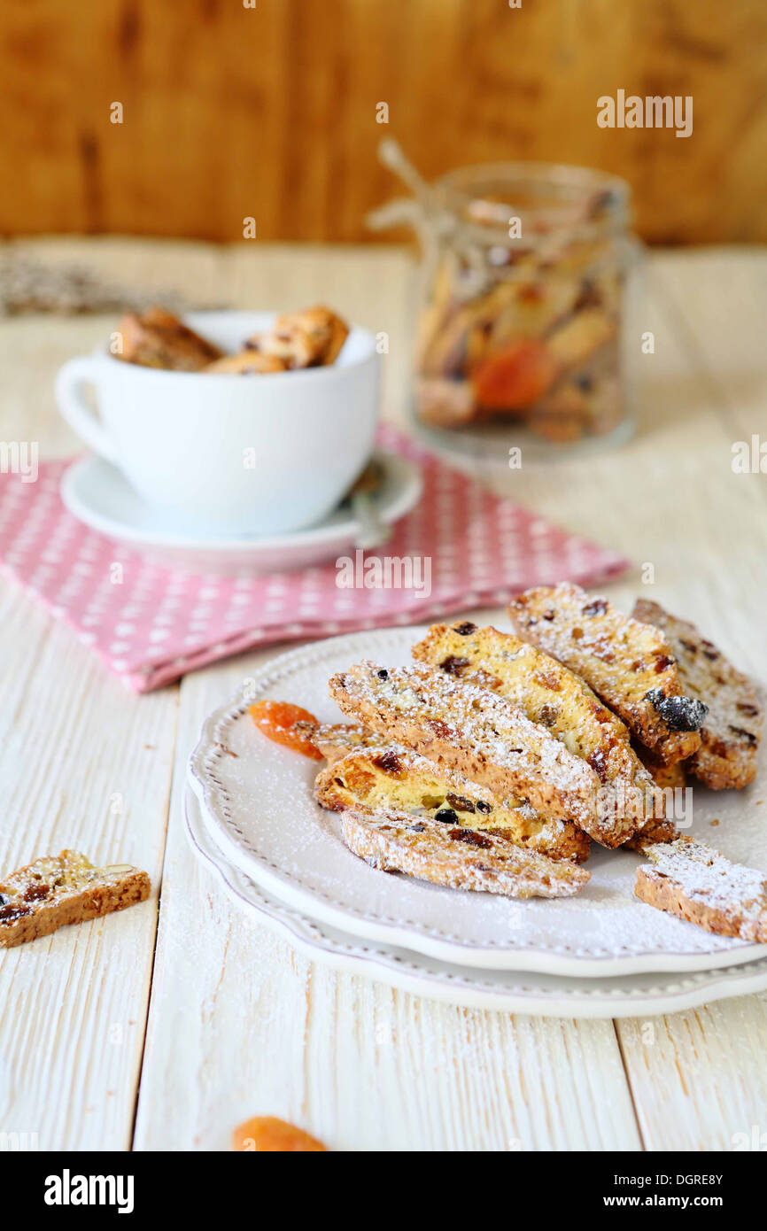 Biscotti fait maison sur une plaque blanche et une tasse, de l'alimentation close up Banque D'Images