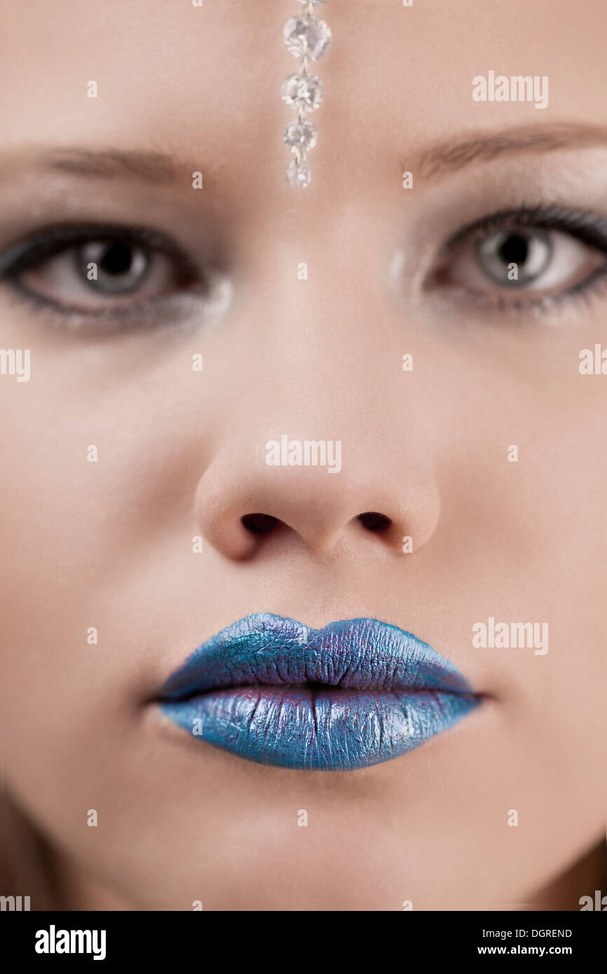Jeune femme avec les lèvres bleues Banque D'Images