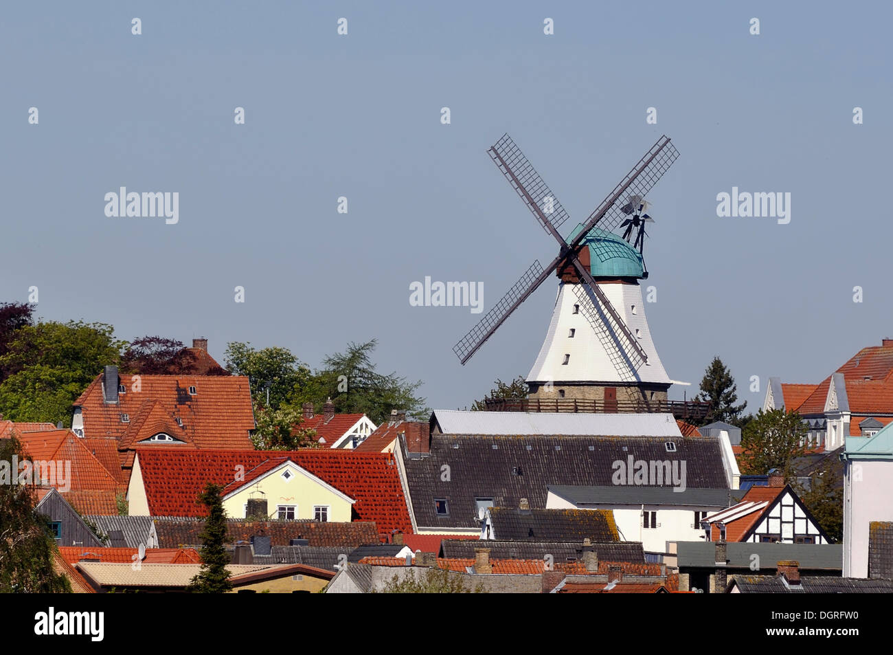 Amanda moulin avec une scierie historique au-dessus des toits de Kappeln, ville située sur la rivière Schlei, Schleswig-Holstein Banque D'Images