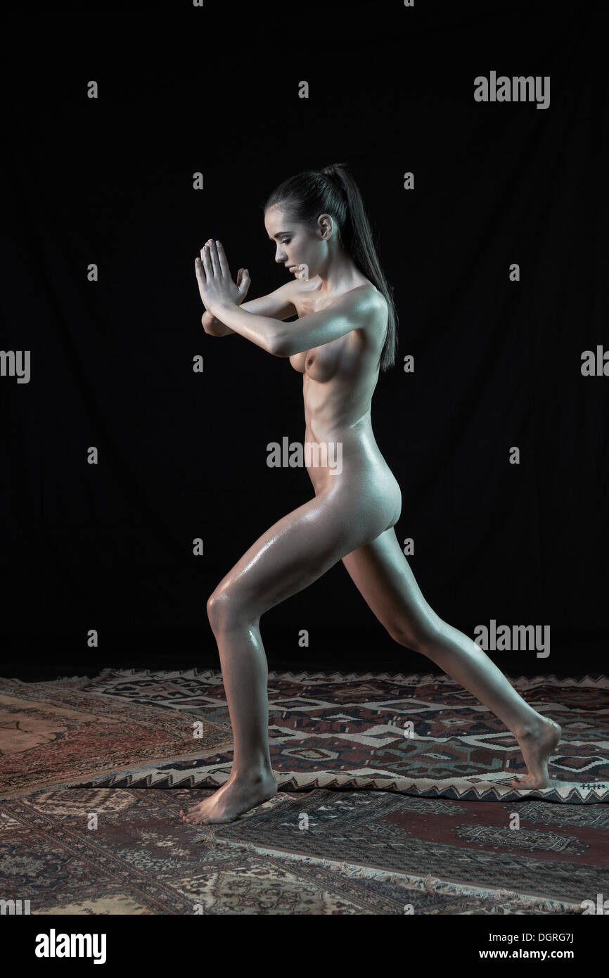 Jeune femme debout, nue, yoga pose Photo Stock - Alamy