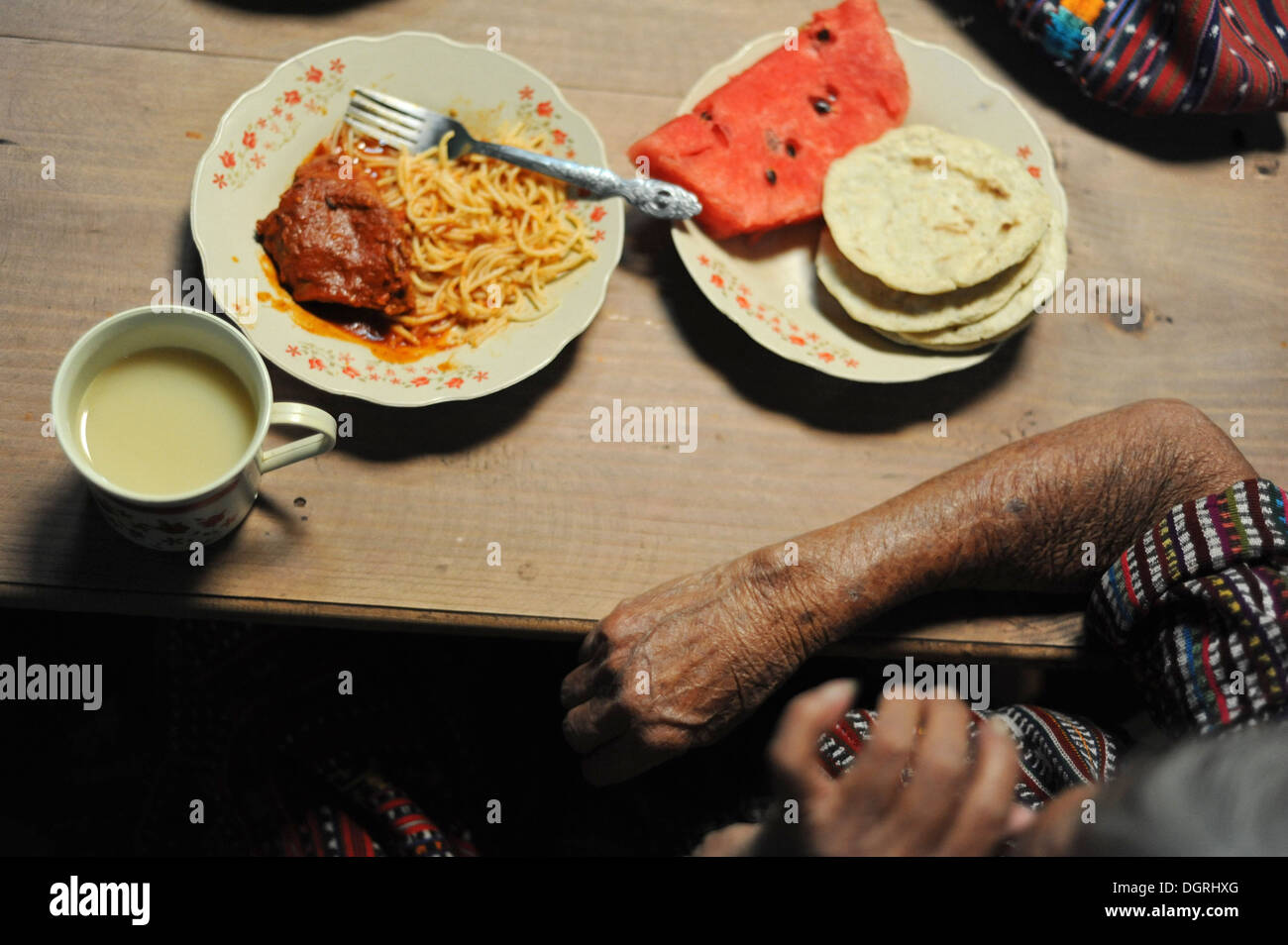 Un Guatemala personnes âgées mayas atol boissons à San Jorge La Laguna, Solola, Guatemala au déjeuner programme fourni par OBNL local. Banque D'Images