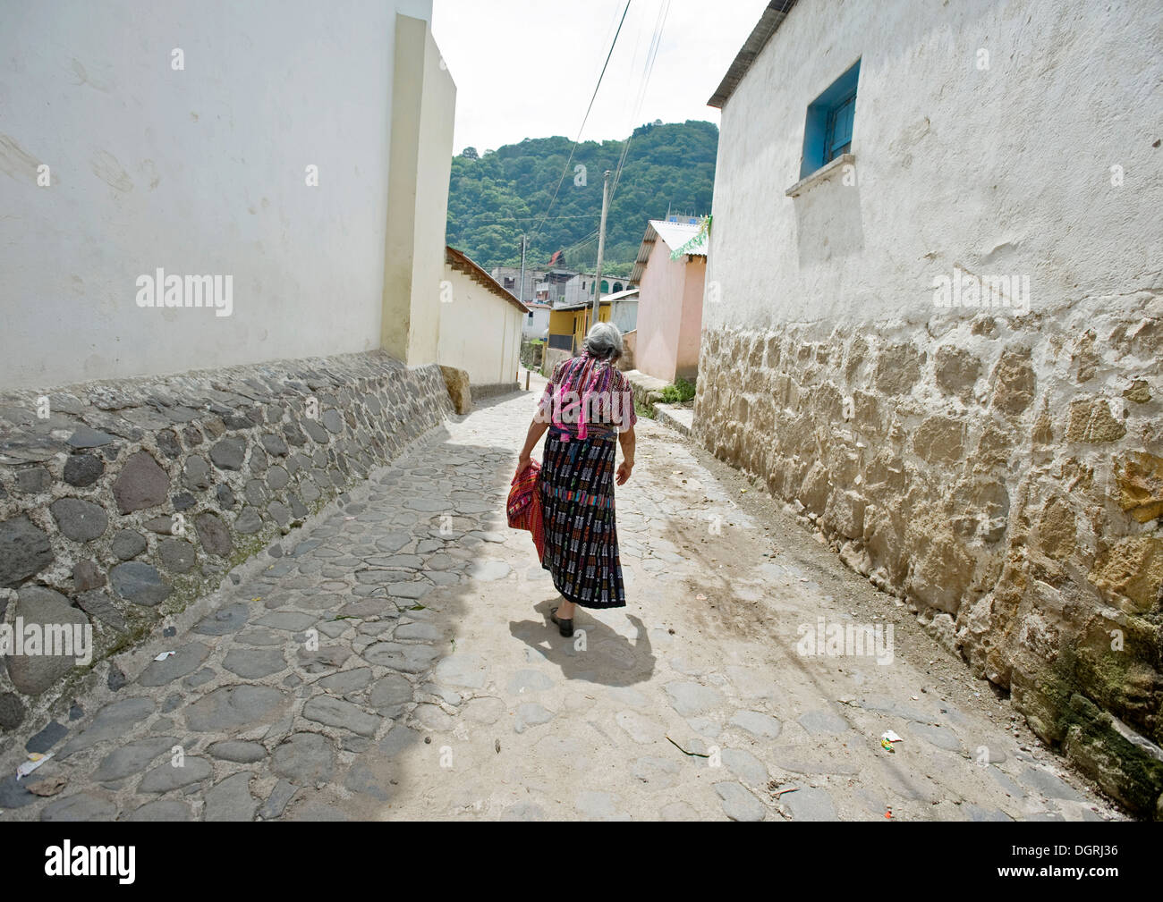Une femme indigène du Guatemala en vêtements traditionnels horizons à San Jorge La Laguna, Solola, Guatemala. Banque D'Images
