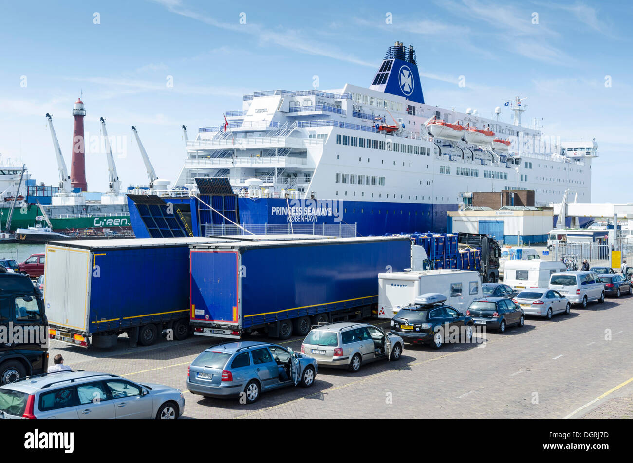 Les voitures et les camions sont alignés au port de ferry de Ijmuiden, Princess Seaways ferry, Hollande du Nord, les Pays-Bas, Europe Banque D'Images