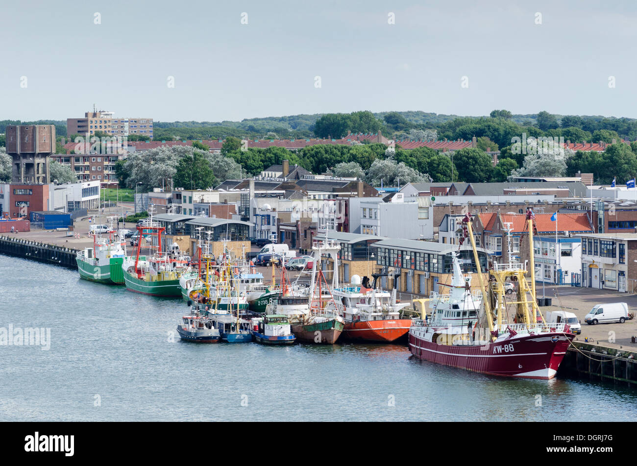 Port de Ijmuiden avec la location de bateaux de pêche ou les chalutiers et les remorqueurs, Hollande du Nord, les Pays-Bas, Europe Banque D'Images