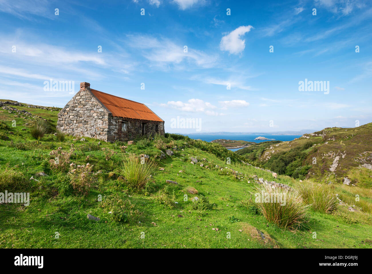 Cottage abandonné à Drumbeg Vue dans la Highlands du Nord, comté de Sutherland, Ecosse, Royaume-Uni, Europe Banque D'Images