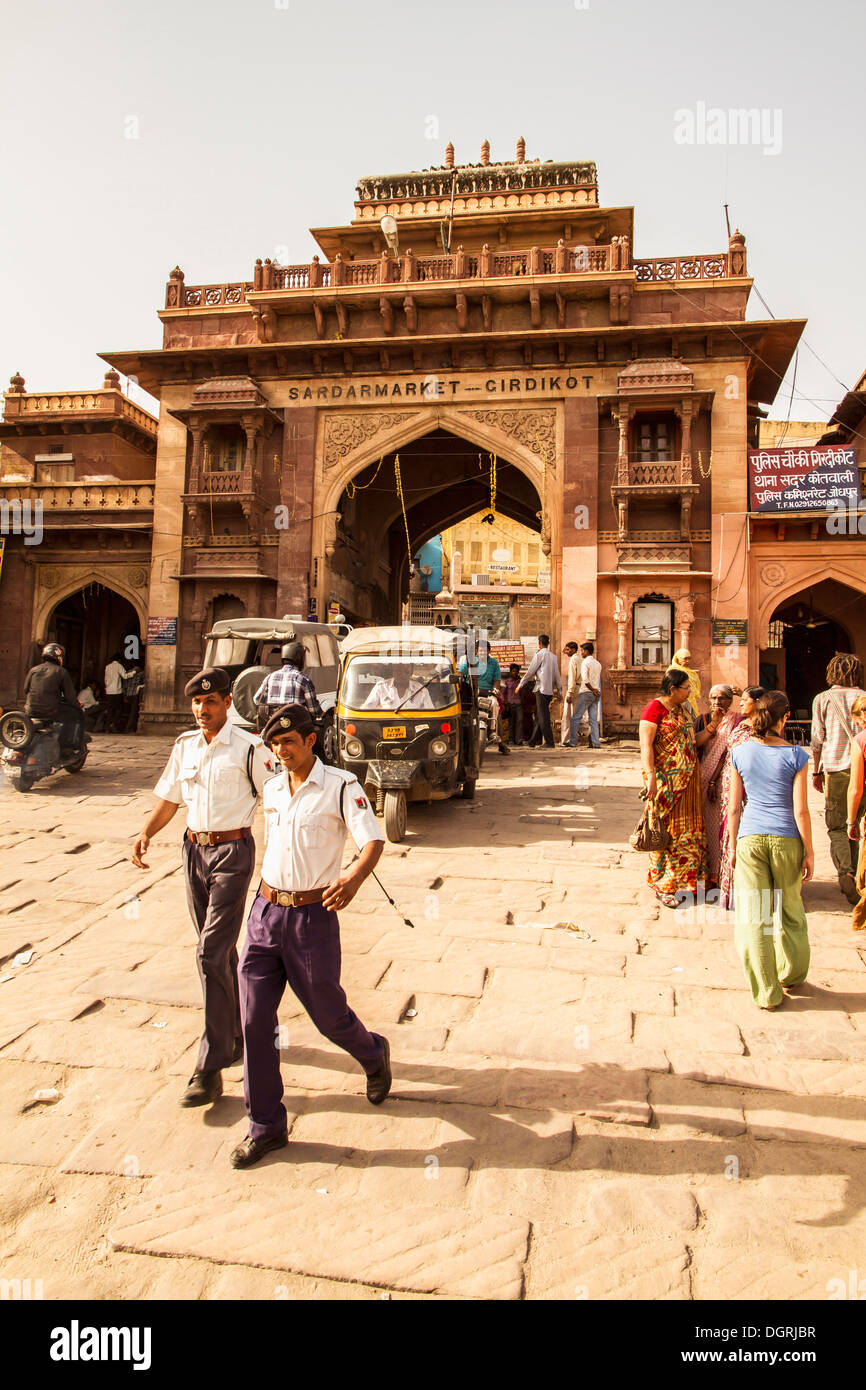 L'Inde, Jodhpur, des agents de police à sardar market Banque D'Images