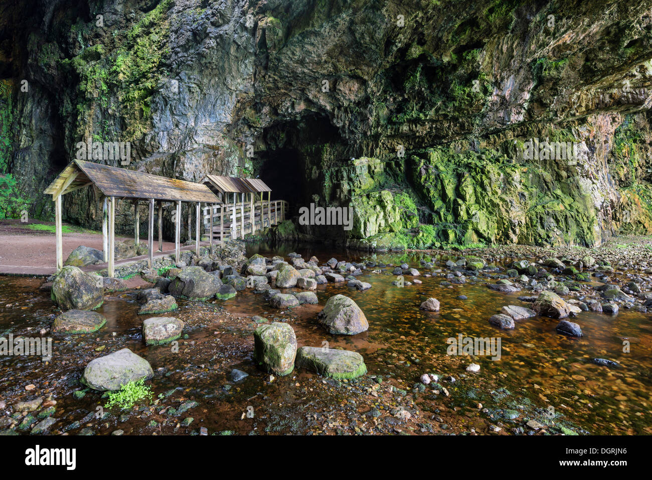 Pont couvert menant dans le partiellement inondé avec de l'eau Smoo Cave grotte calcaire, Durness, Northern Highlands Banque D'Images