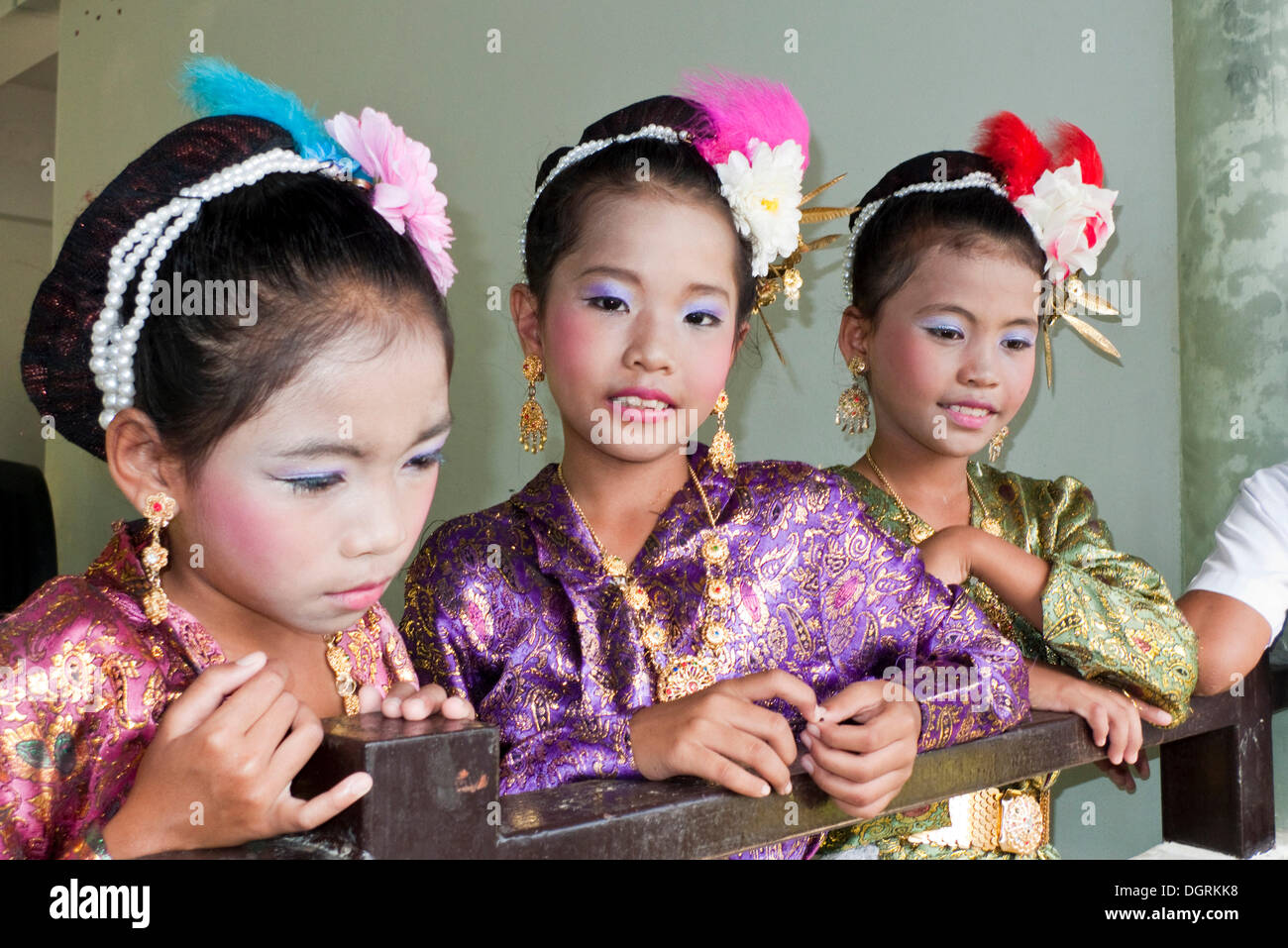 Porter le costume de danse traditionnelle des orphelins, le béluga Ecole de vie, BSfL, un projet d'aide aux enfants en détresse en Thaïlande, Banque D'Images