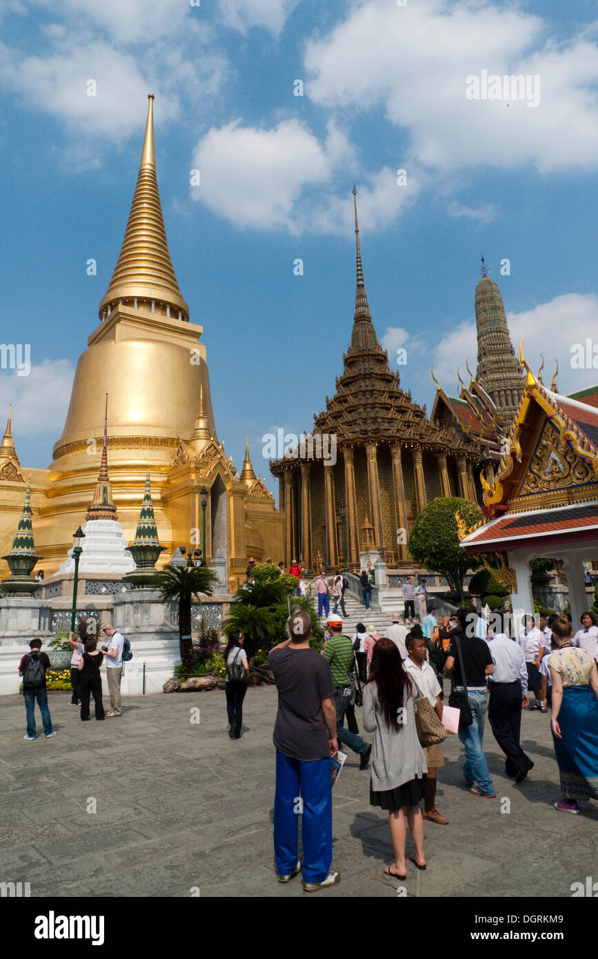 Wat Phra Kaew Temple, Phra Sri Rattana Chedi, Cloud Tower, Bangkok, Thailande, Asie Banque D'Images