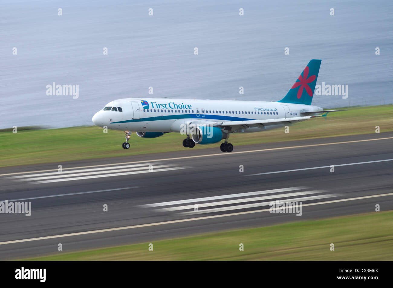 Approche à l'atterrissage d'un avion de passagers de 'First Choice Airways à l'aéroport de Madère, LPMA, l'aéroport de Funchal ou de l'aéroport Banque D'Images
