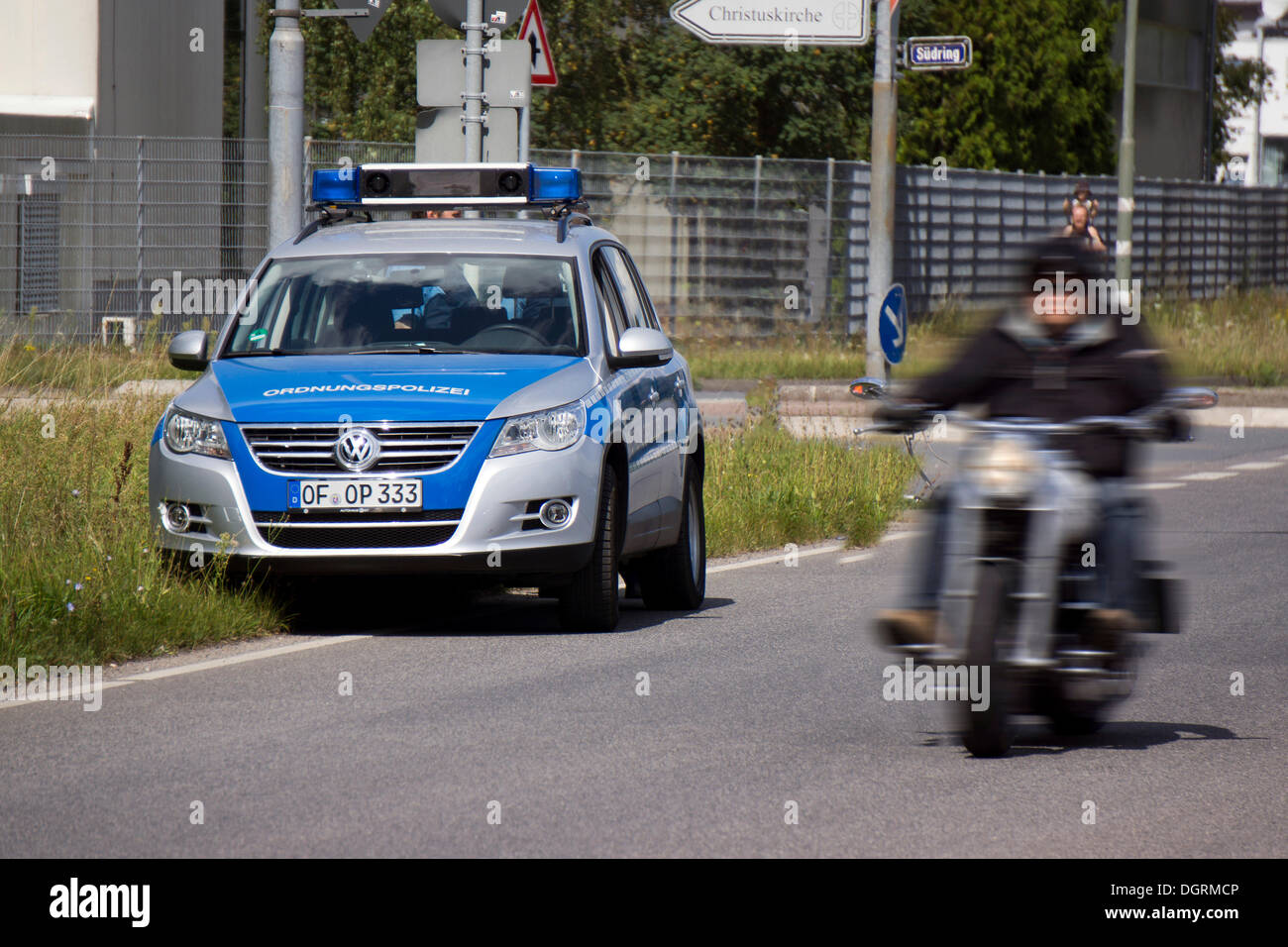 La police municipale au cours de la régulation de vitesse des motos Banque D'Images