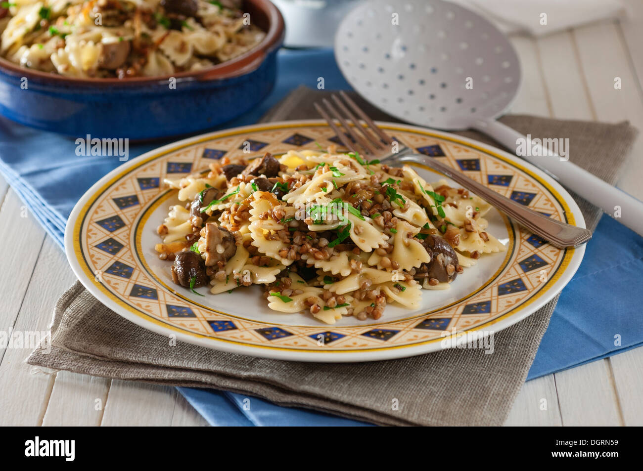 Kasha varnishkes. Le sarrasin et plat de pâtes aux champignons et oignons. Banque D'Images