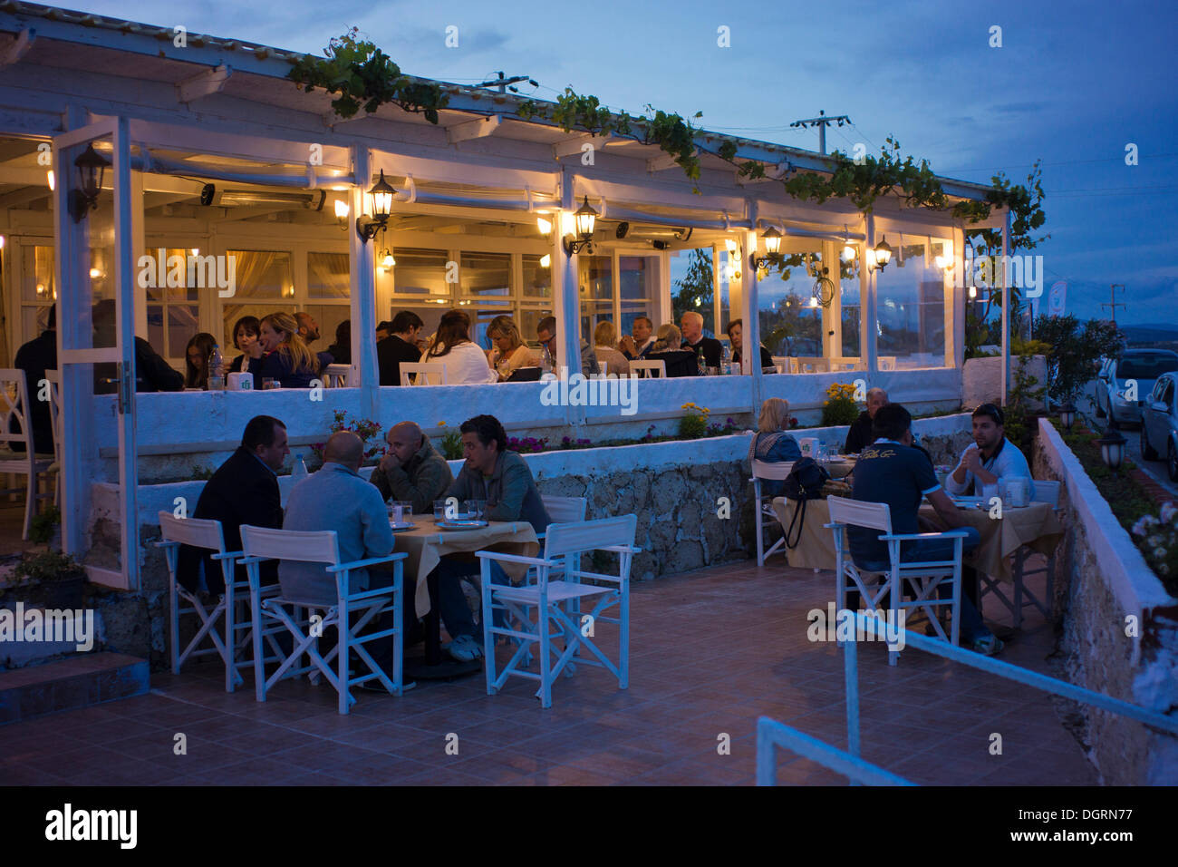 Un restaurant de poissons dans la soirée, Alacati, province d'Izmir, Turquie, Asie, Yumru, Alacati, İzmir Province, Région de l'Egée, la Turquie Banque D'Images