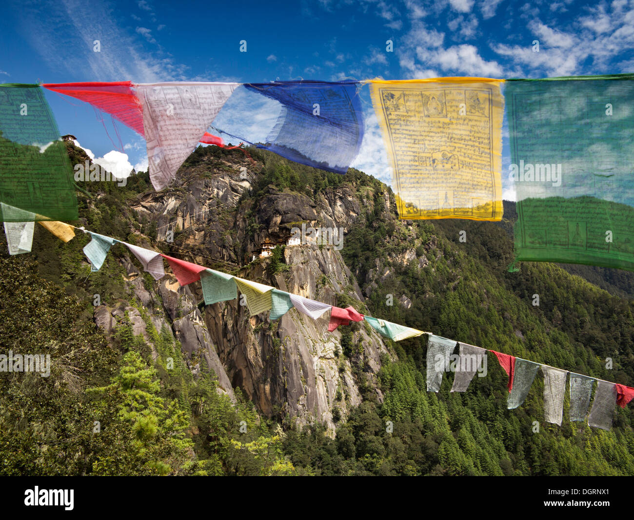 La vallée de Paro, Bhoutan, les drapeaux de prières à Taktsang Lhakang (Tiger's Nest) vue du monastère Banque D'Images