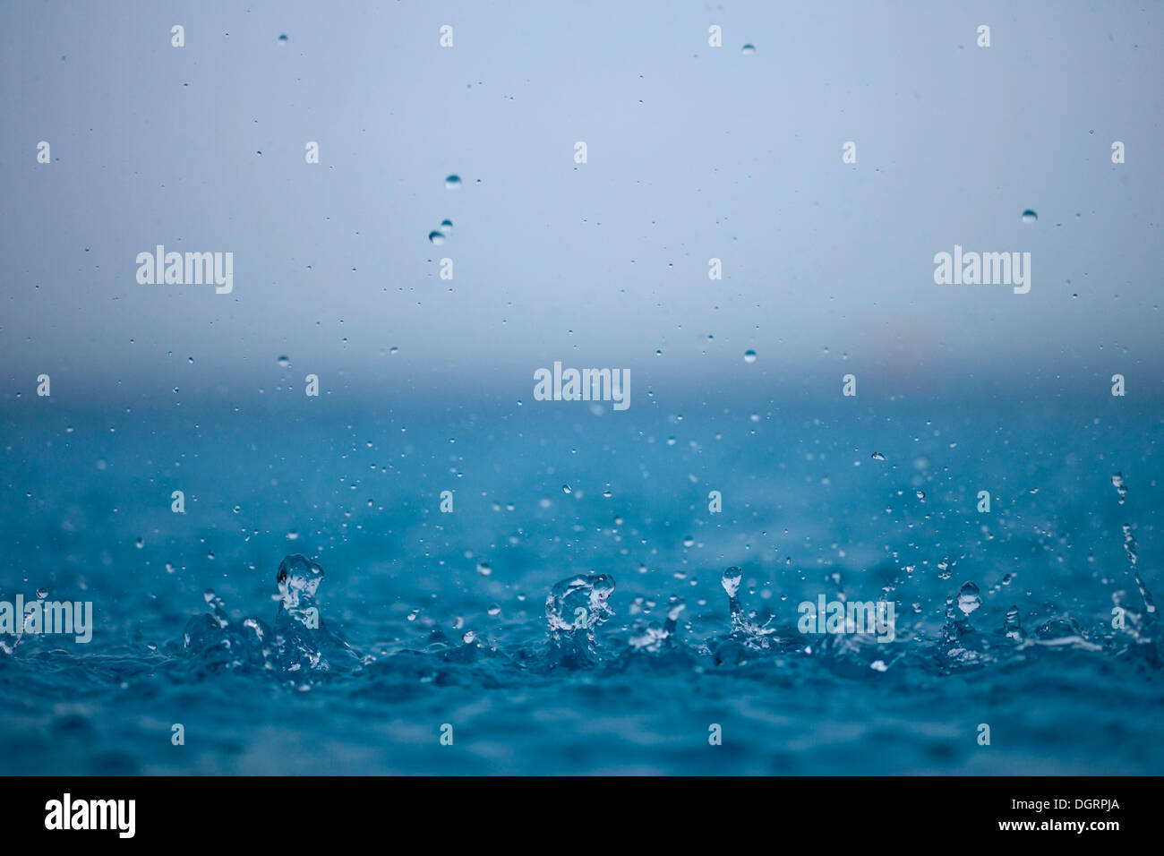 Les gouttes de pluie tombant dans la mer, l'Indonésie Banque D'Images