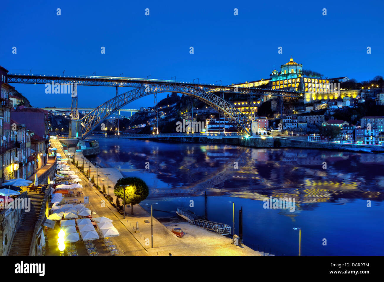 Cais da Ribeira, face au pont Ponte de Dom Luis I, Ribeira Quay, derrière le monastère Mosteiro da Serra do Pilar Banque D'Images